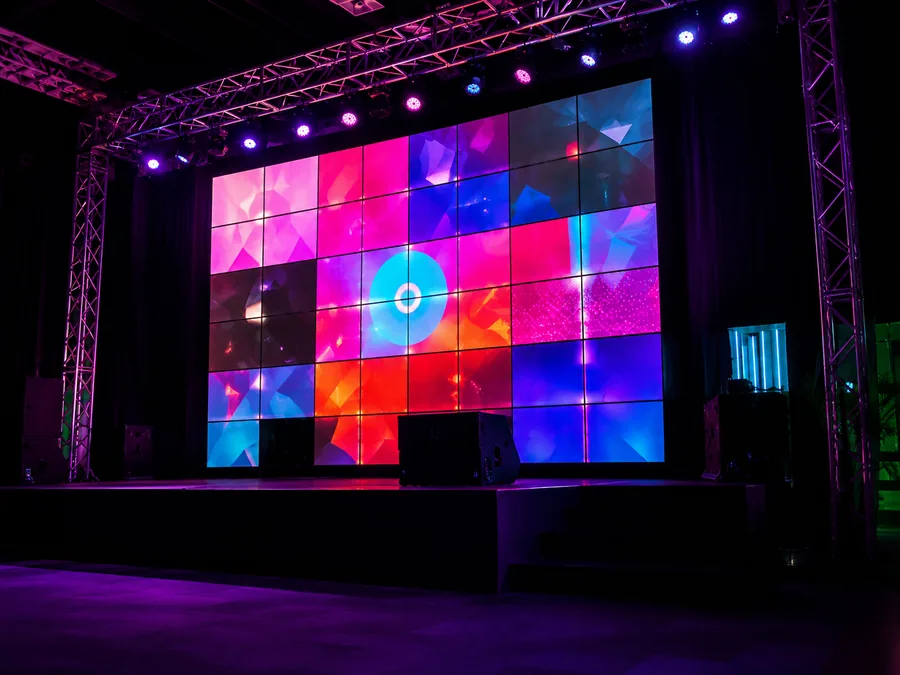 Aluguel de painel de LED em Recife: painel de LED colorido montado em palco de evento