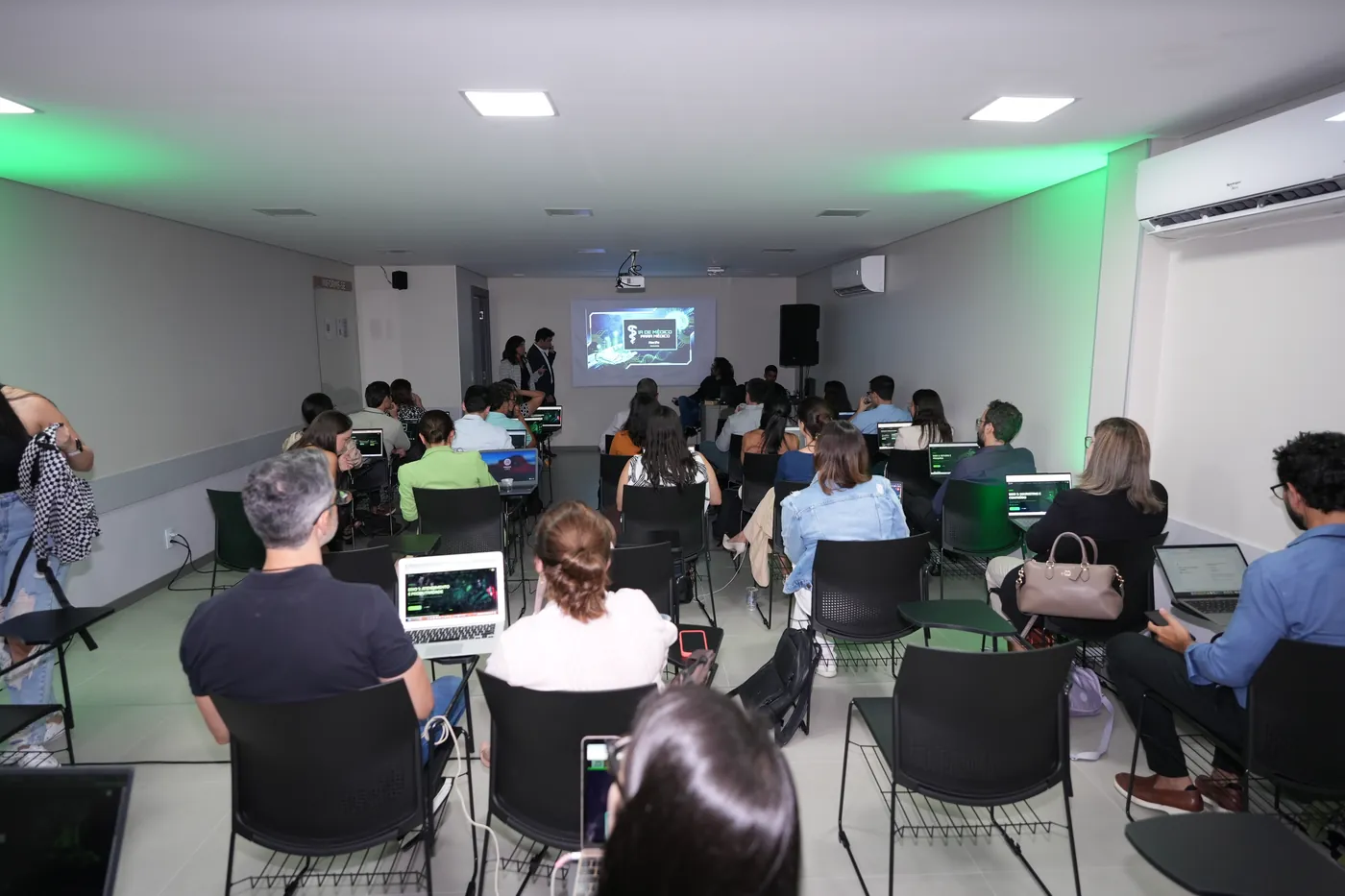 Aluguel de som em Recife: sonorização e projeção em evento corporativo com plateia